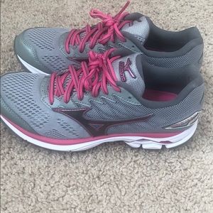 NWOT Mizuno wave rider shoes